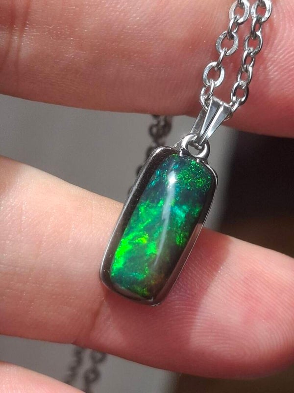 Pendentif opale rectangulaire. Pierre 14x6mm  éthiopienne authentique de 2,20 carats