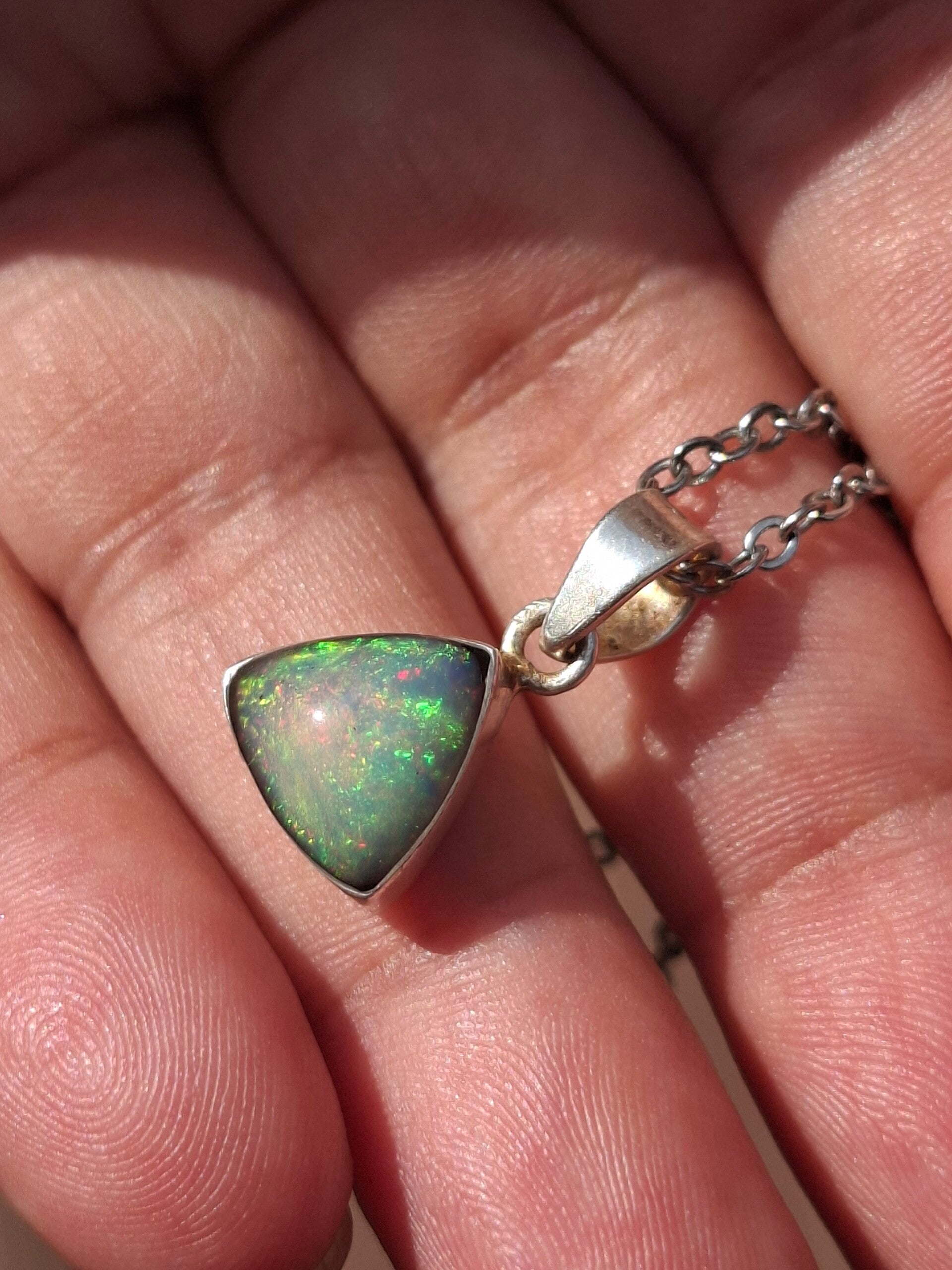 Pendentif argent massif 925 et opale éthiopienne véritable. Pierre de 10mm de 1,85 carats
