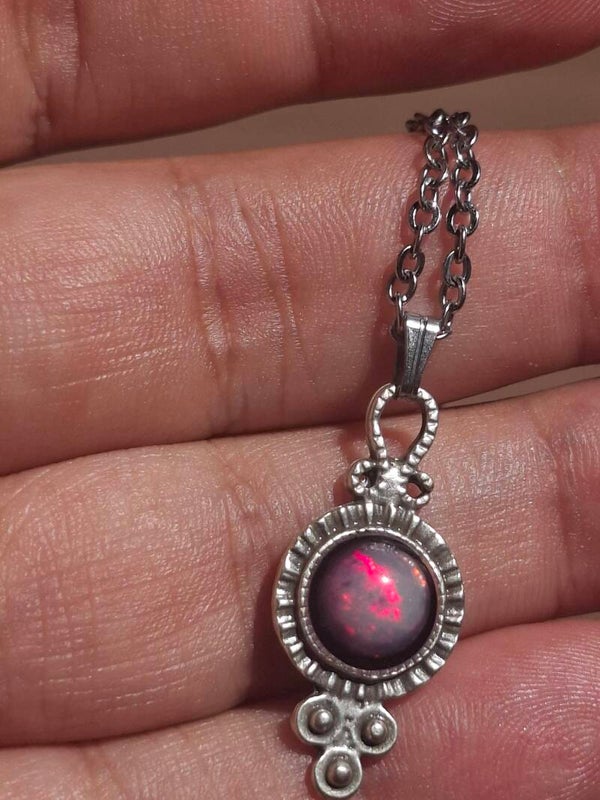 Pendentif opale éthiopienne rose. Pierre de 6mm