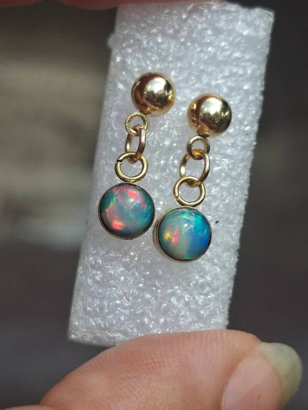 Boucle d'oreille acier inoxydable avec opales. Pierres éthiopiennes de 6mm Véritable