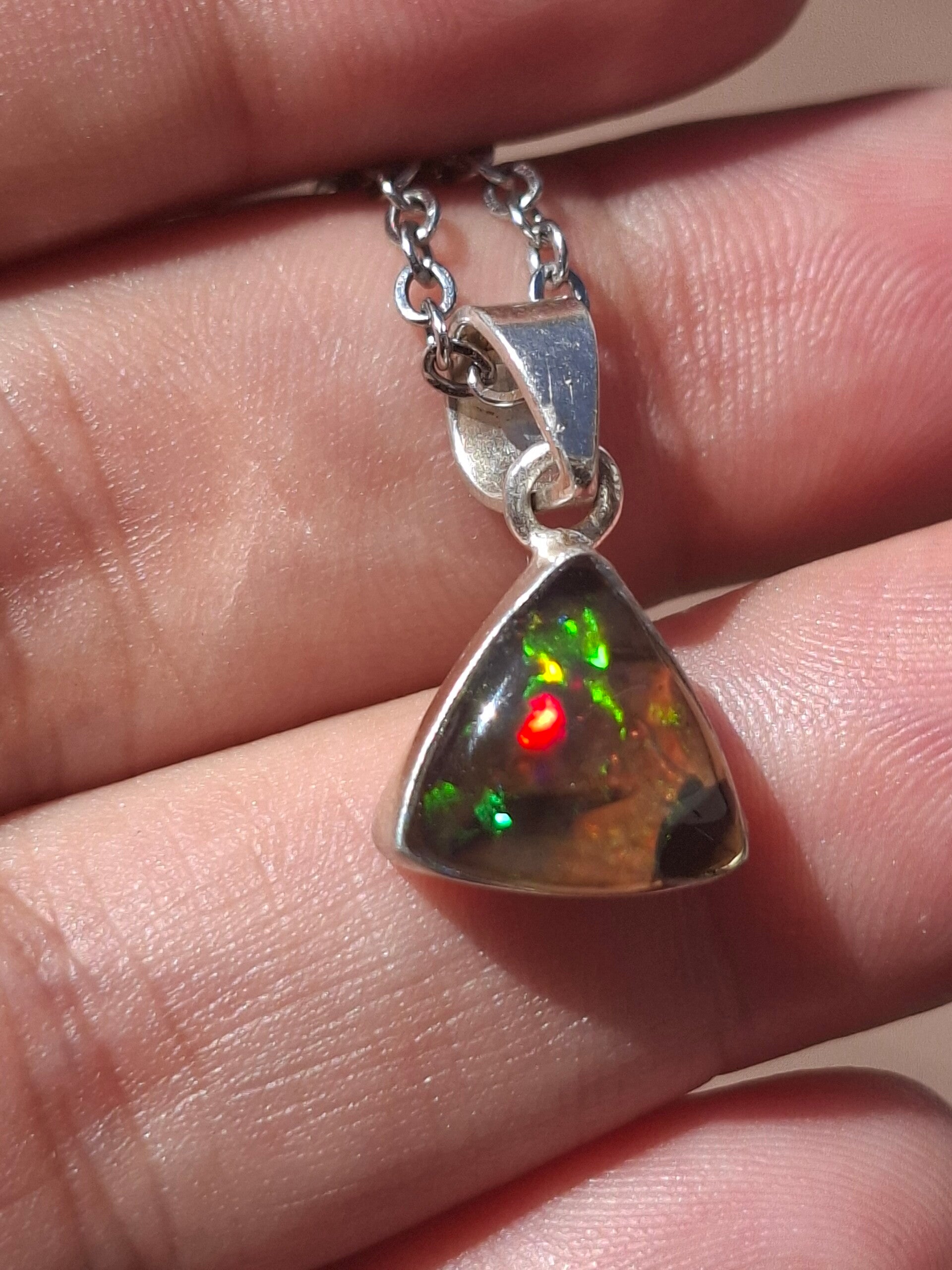 Pendentif argent massif 925 et opale éthiopienne véritable. Pierre de 10mm de 1,75 carats