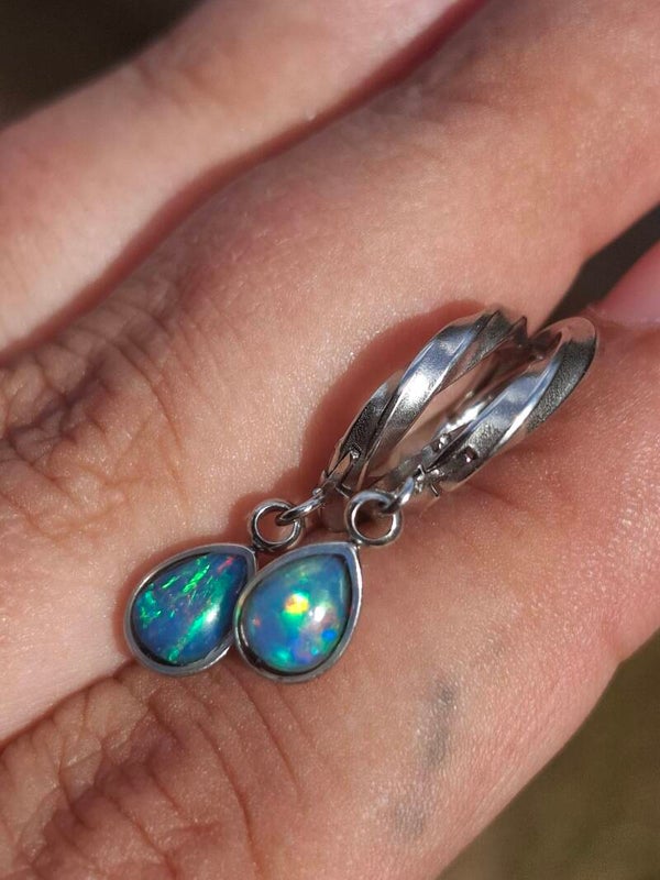 Boucle d'oreille acier inoxydable avec opales bleuté vert. Pierres éthiopiennes de 7x5mm Véritable