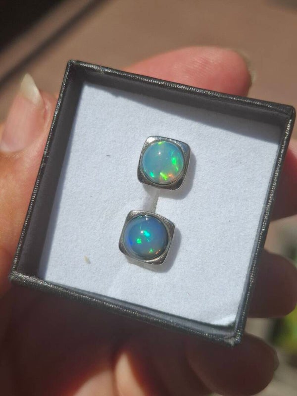 Boucle d'oreille s925 argent rodhié et opales 7mm welo éthiopienne véritables