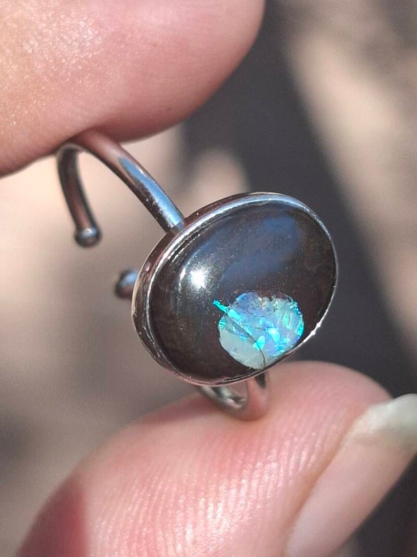 Bague ajustable avec opale australienne noire, boulder, pierre de 11x9mm