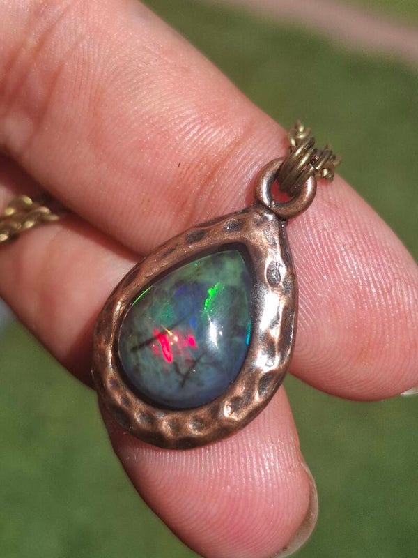 Pendentif inspiration 🐍  opale atypique, pierre de 13x10mm éthiopienne avec inclusions particulières