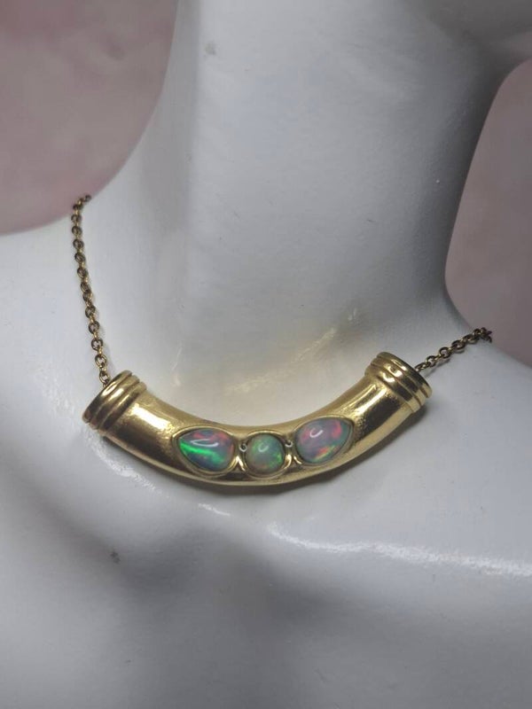 Collier acier inoxydable plaqué or 18k avec pendentif de 3 opales, 2 gouttes 6x4mm et 1 de 4mm Éthiopiennes