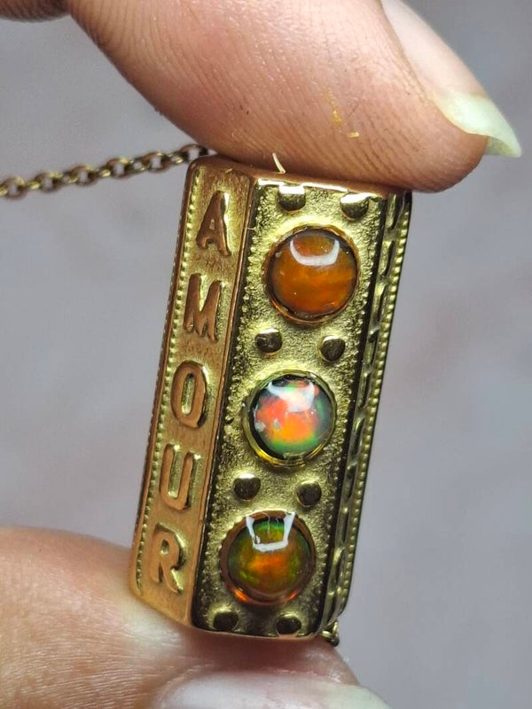 Pendentif plaqué or 18k porte bonheur de 6 opales 5/4mm