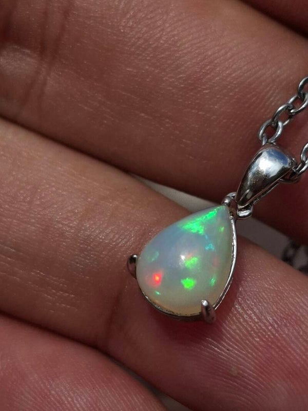 Pendentif argent rodhié avec opale goutte. Pierre de 10x8mm éthiopienne véritable