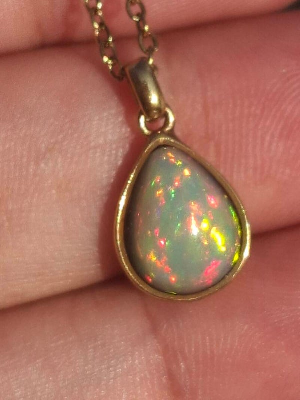 Pendentif acier inoxydable plaqué or 18k et opale galaxie, pierre de 10x8mm éthiopienne intense