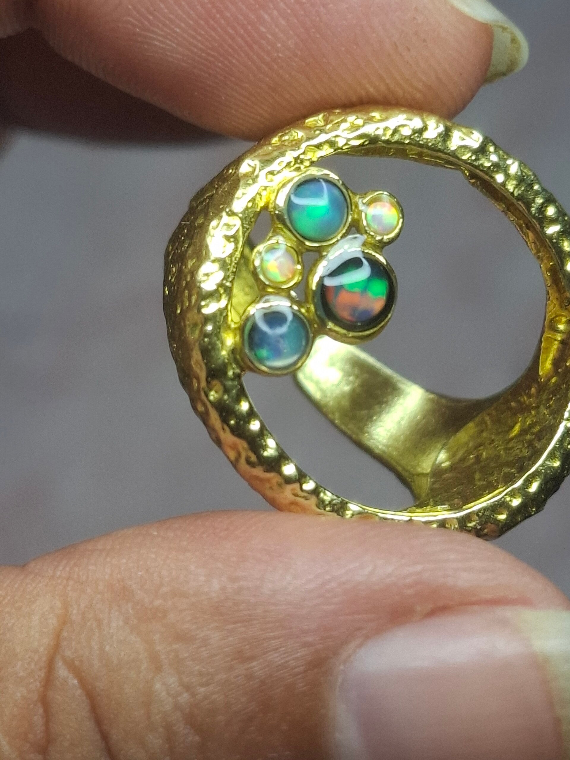 Bague atypique ajustable plaqué or avec 5 opales éthiopiennes authentiques