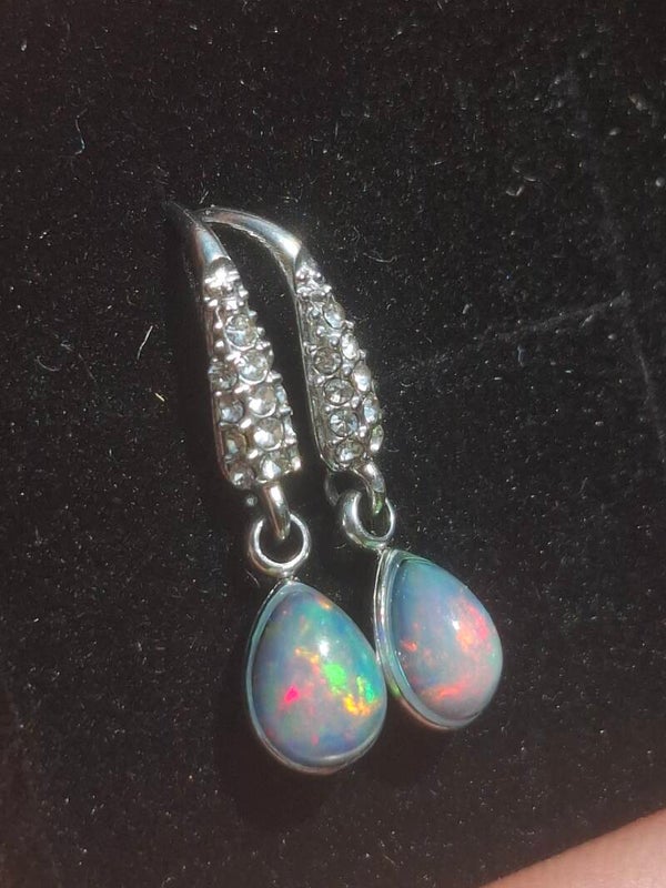 Boucles d'oreilles avec opales welo éthiopiennes.  Pierres de 7x5mm