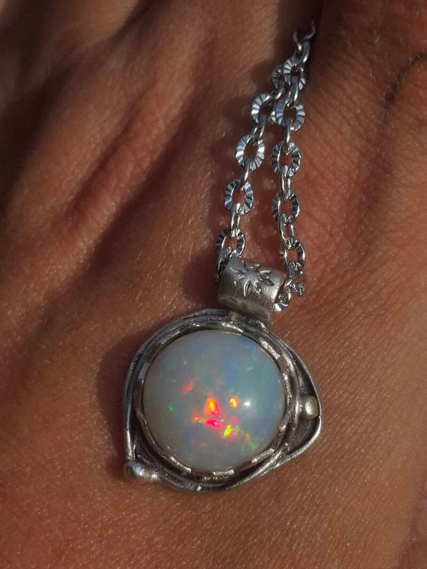 Pendentif originale avec opale blanche de 15mm de 10 carats