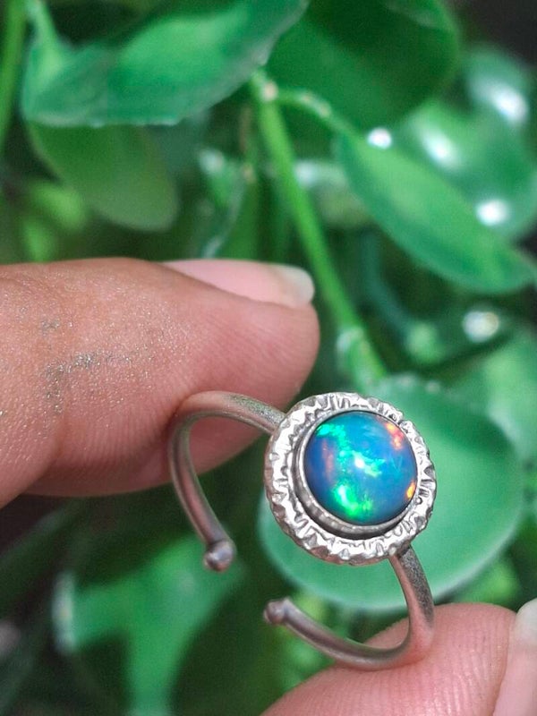 Bague fleur 🌸 ajustable avec opale éthiopienne, pierre 6mm