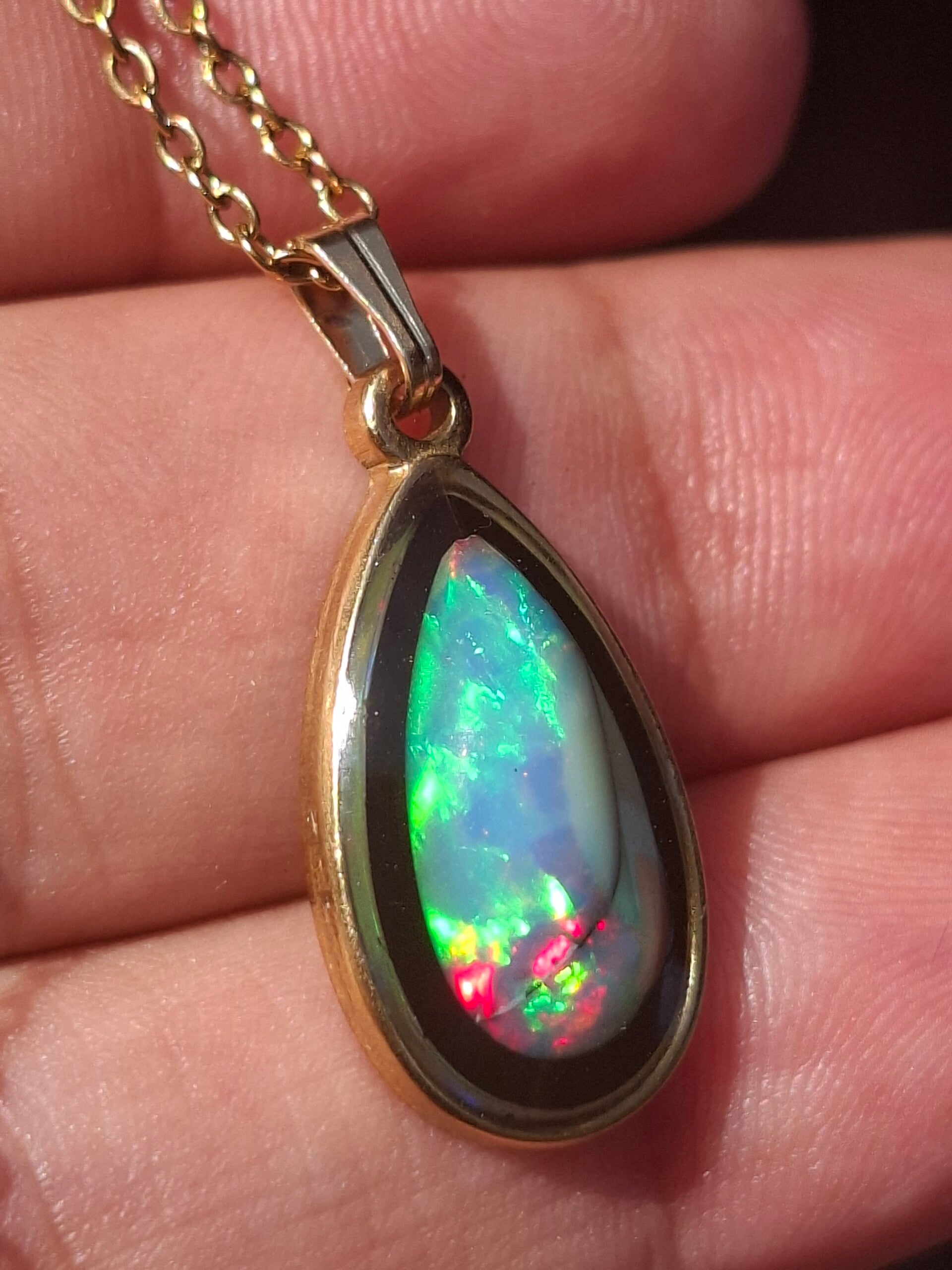 Pendentif sublime acier inoxydable plaqué or 18k avec opale atypique. Pierre de 15x8mm éthiopienne