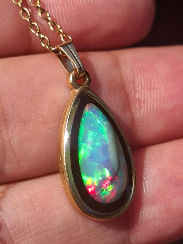 Pendentif sublime acier inoxydable plaqué or 18k avec opale atypique. Pierre de 15x8mm éthiopienne