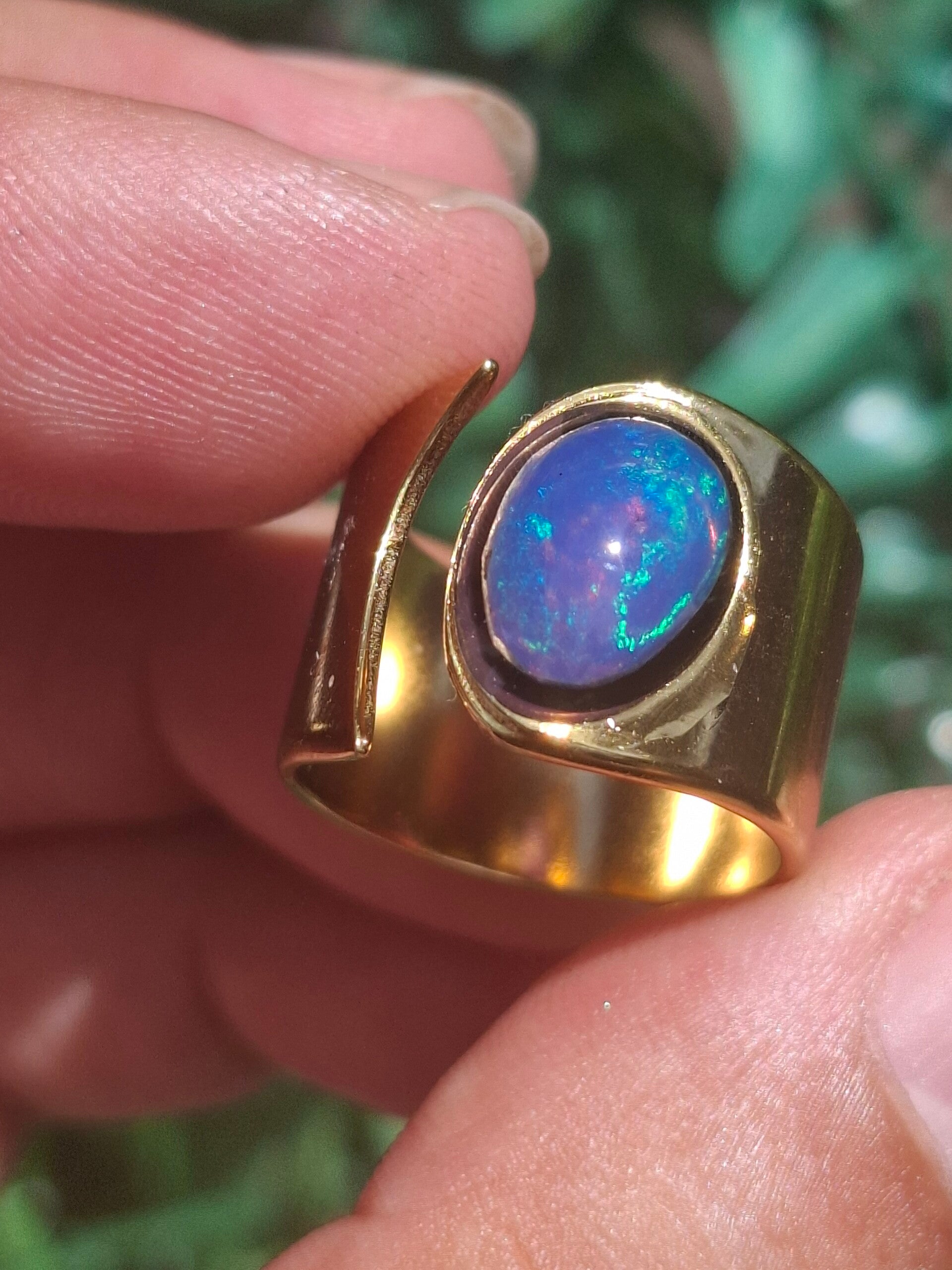 Bague plaqué or18k avec opale asymétrique éthiopienne. Véritable pierre de 10x7mm