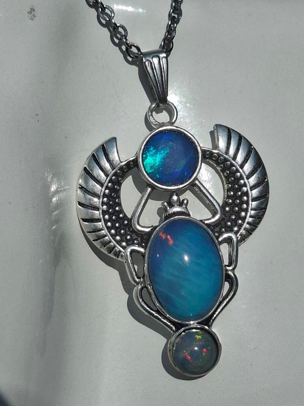 Pendentif inspiration égyptien scarabée avec 3 opales éthiopiennes, pierre de 15x10mm, de 8 et 6mm.