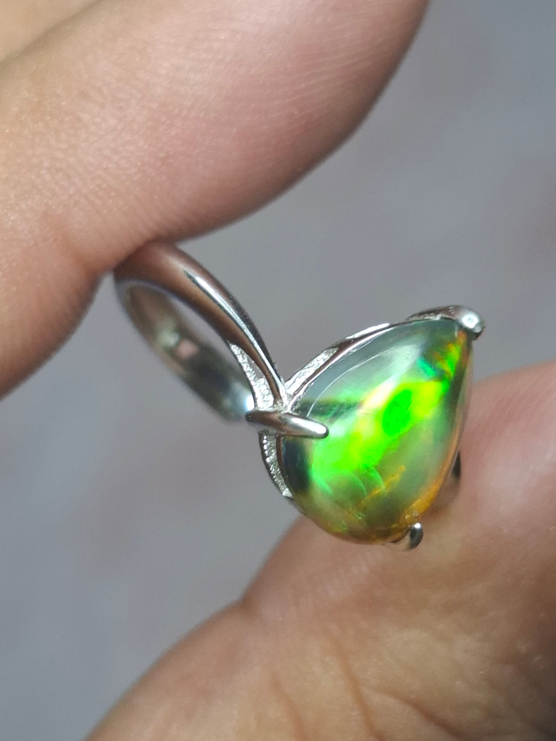 Bague argent taille ajustable avec opale véritable. Pierre de 12x8mm atypique.