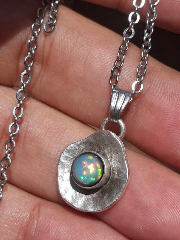 Pendentif argent plaqué et opale arc en ciel. Éthiopienne de 5mm. Prix ferme