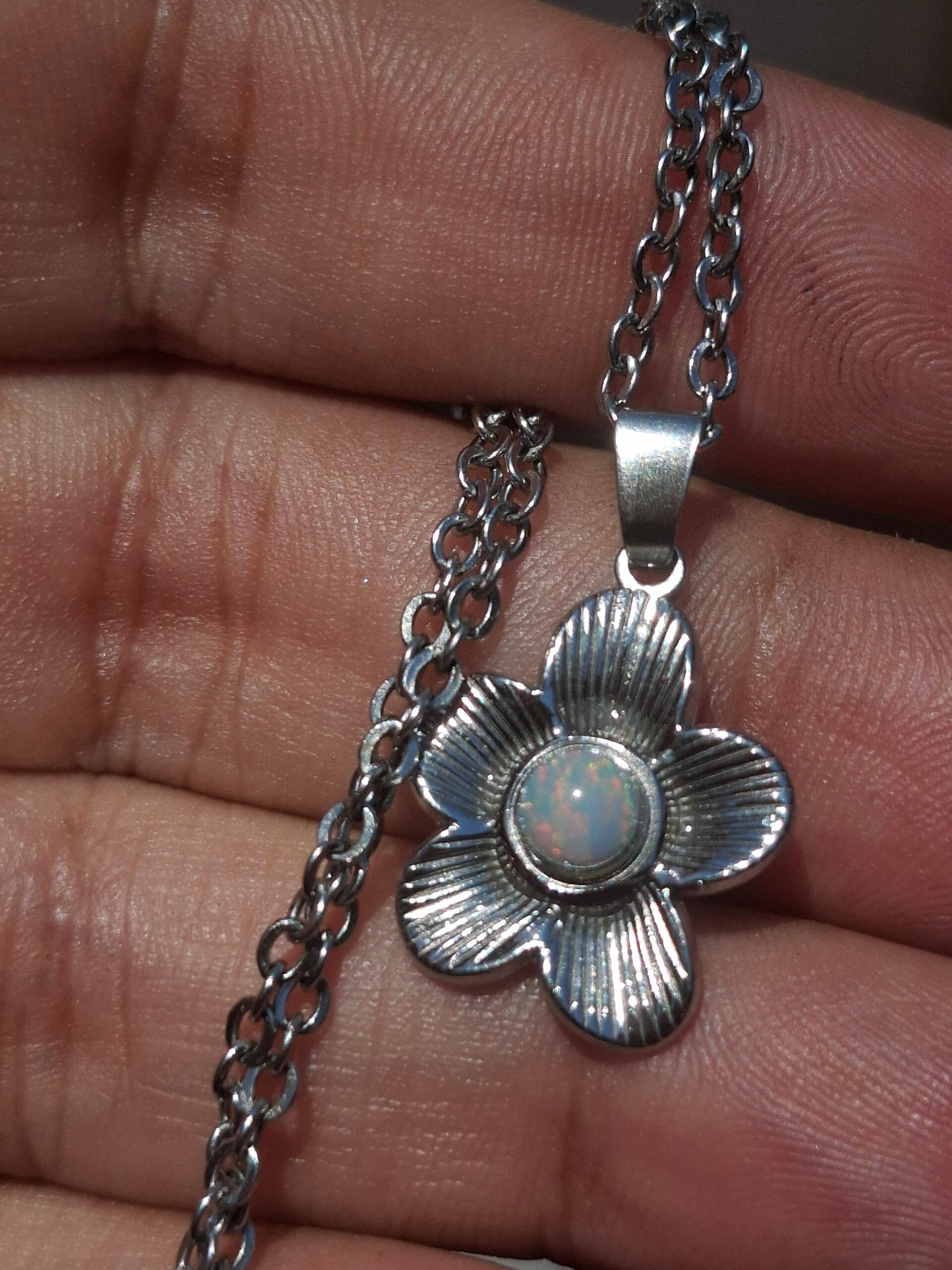 Pendentif fleur 🌸   acier inoxydable avec opale blanche, Éthiopienne de 5mm. Prix ferme