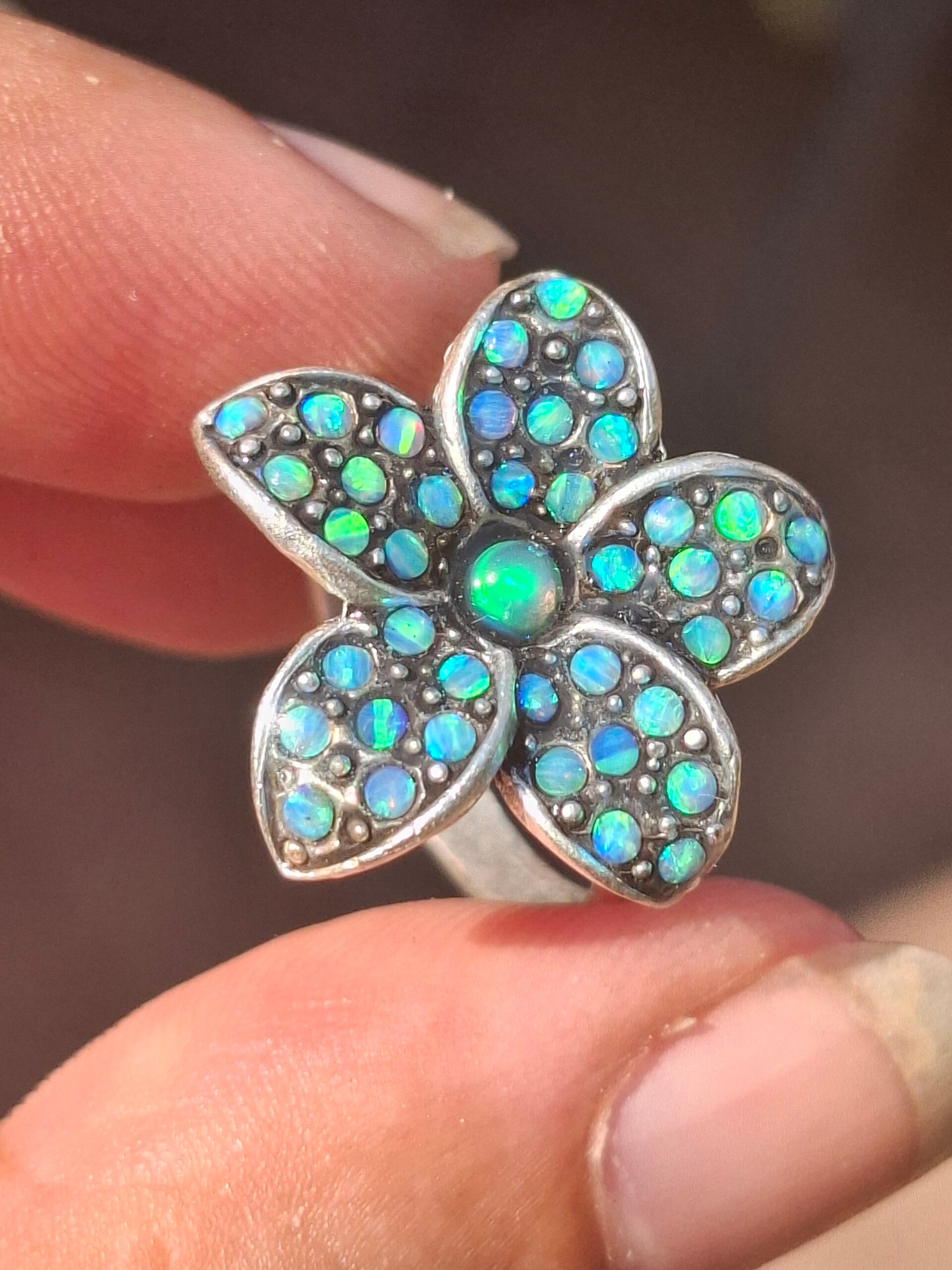 Bague ajustable fleur 🌸 avec opales reflets fort bleuté vert