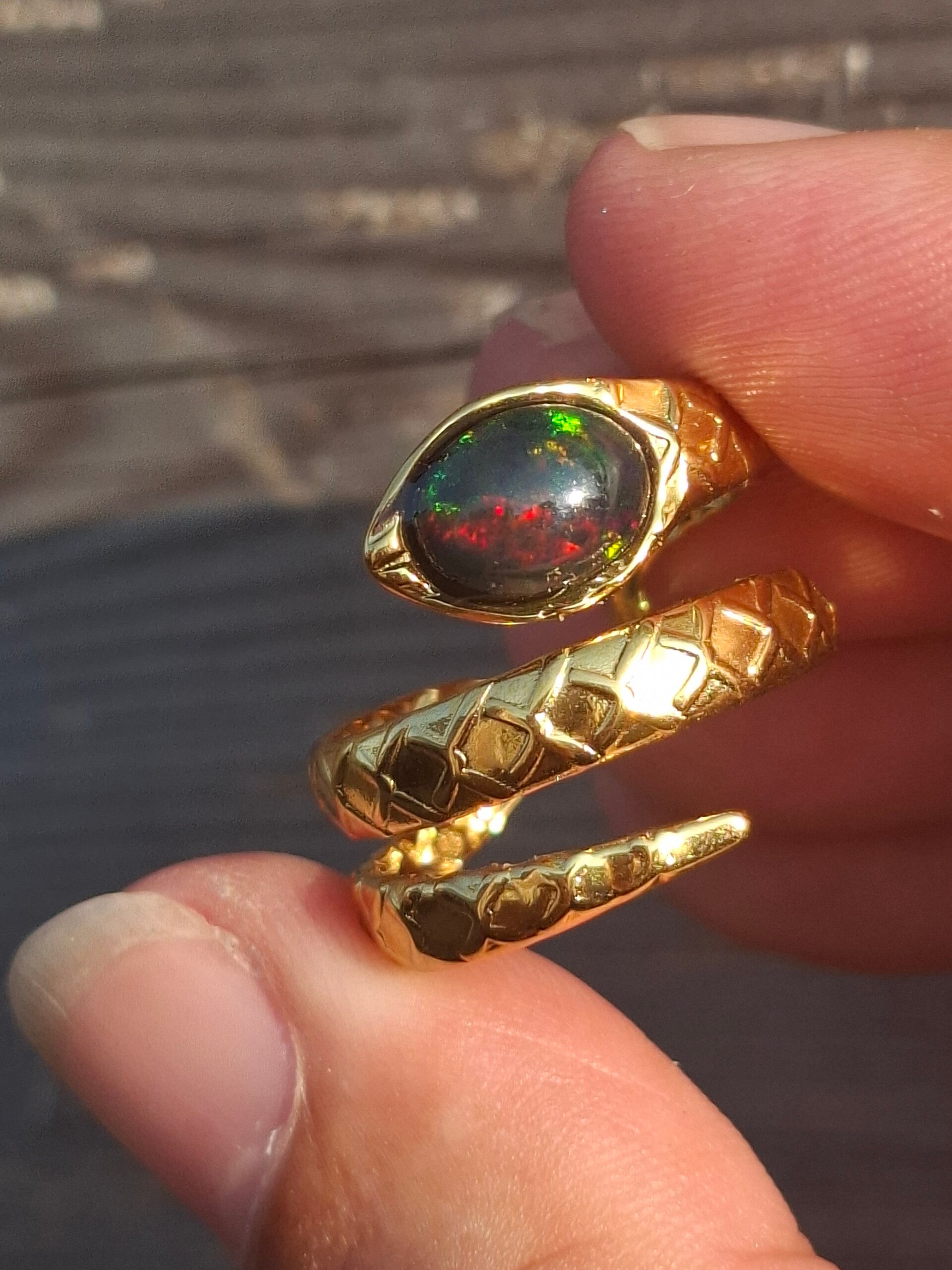 Bague ajustable Acier inoxydable serpent 🐍  et opale éthiopienne. Pierre de 8x6mm Véritable