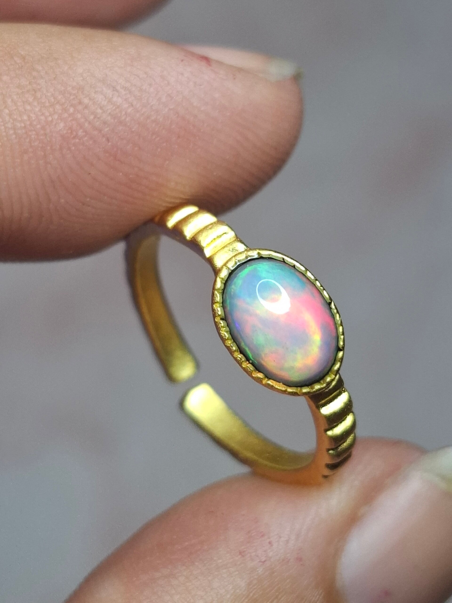 Bague ajustable plaqué or avec opale 7x5mm welo arc en ciel