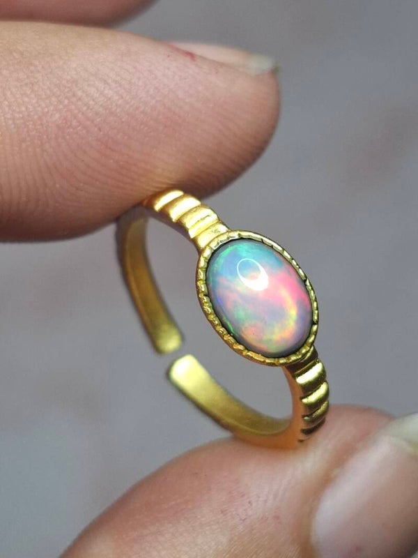 Bague ajustable plaqué or avec opale 7x5mm welo arc en ciel