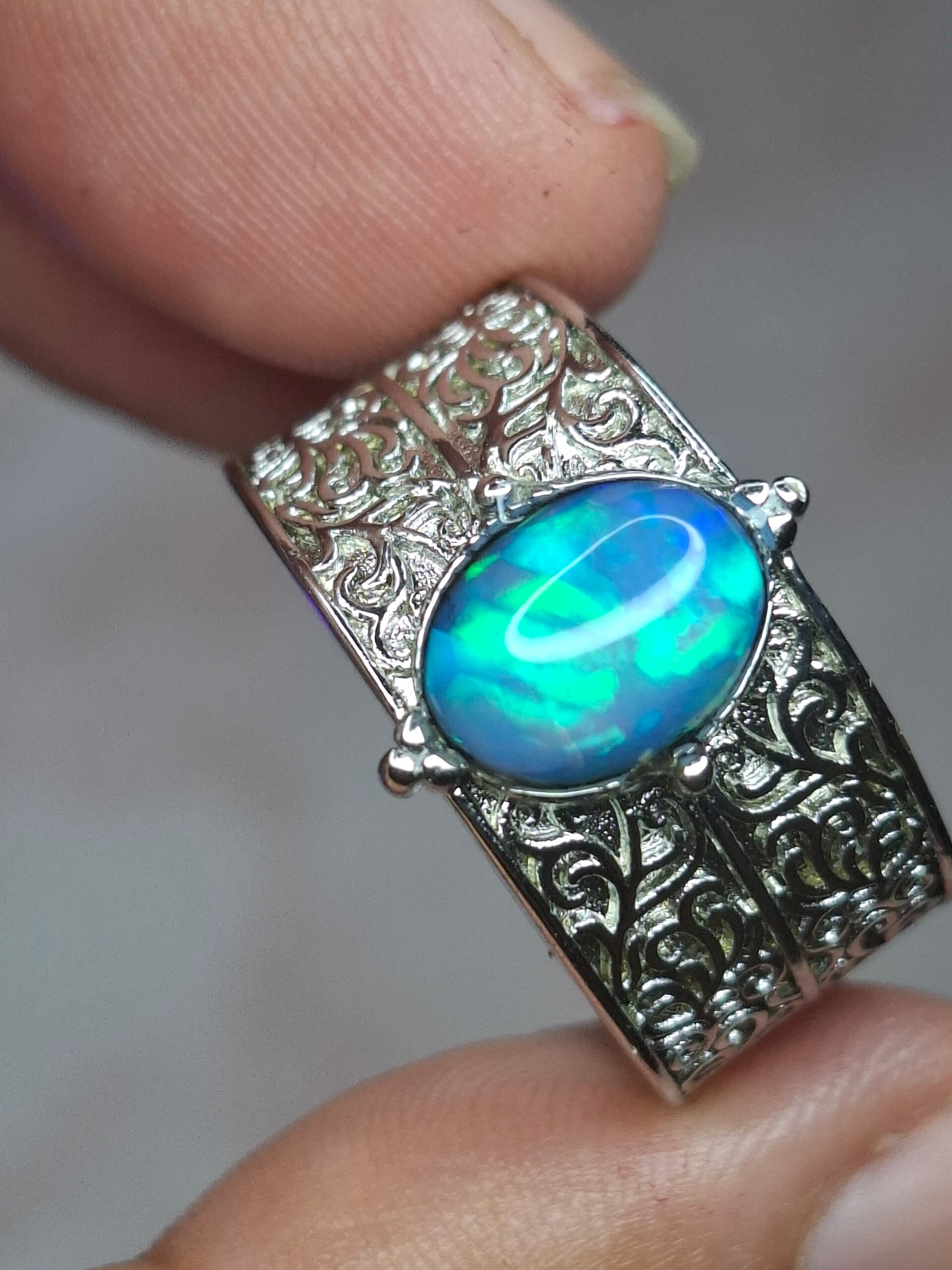 Bague ajustable plaqué argent avec opale véritable. Pierre welo de 10x7mm éthiopienne