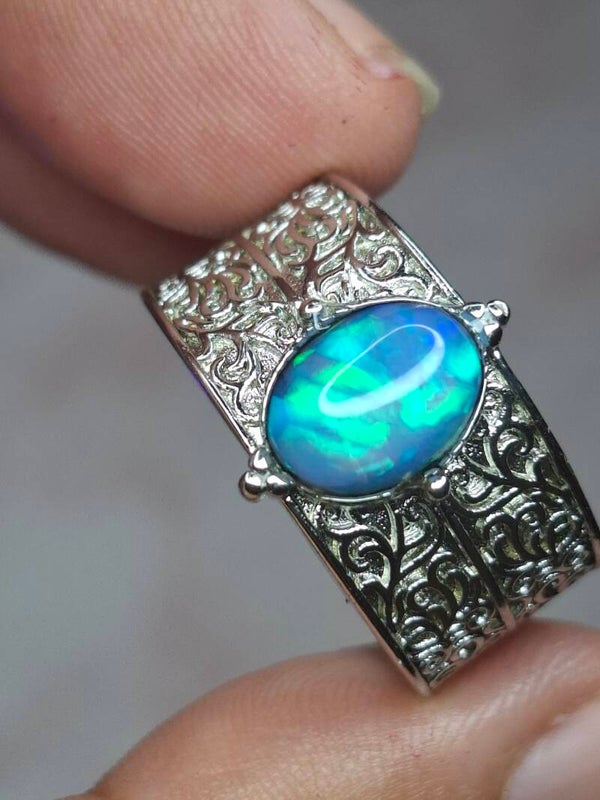 Bague ajustable plaqué argent avec opale véritable. Pierre welo de 10x7mm éthiopienne