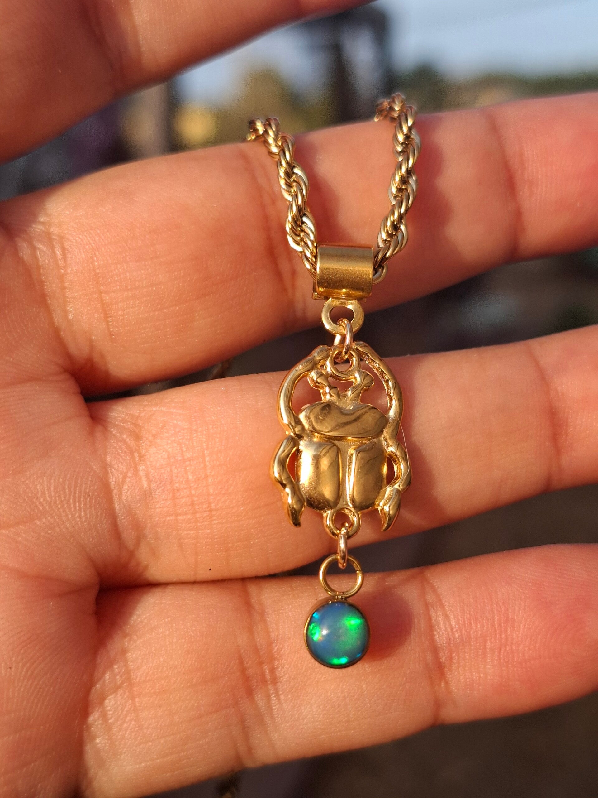 Pendentif collier acier inoxydable plaqué or 18 scarabée égyptien et opale 6/5mm éthiopienne
