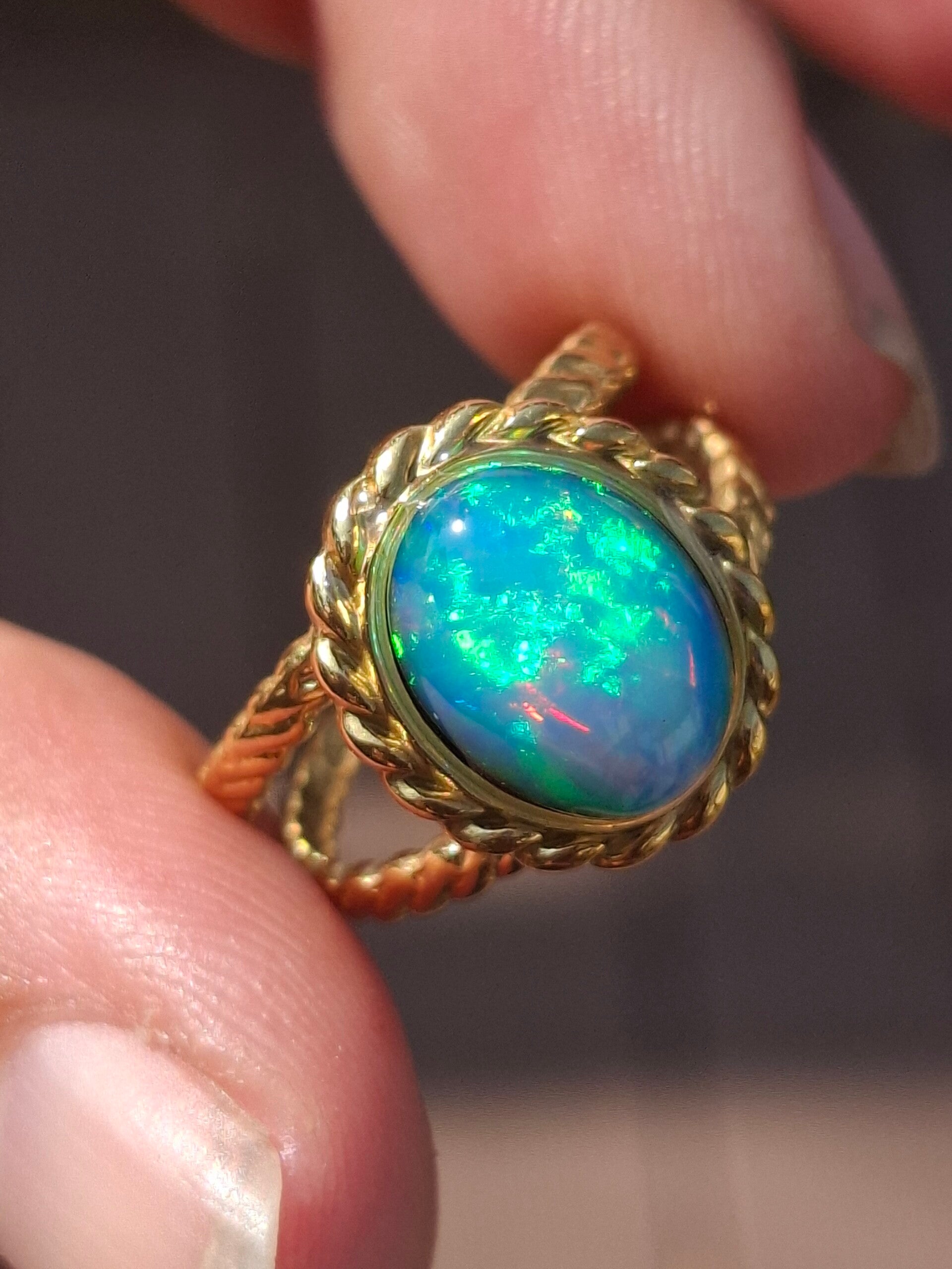 Bague ajustable acier inoxydable plaqué or 18k avec opale 11x8mm éthiopienne véritable