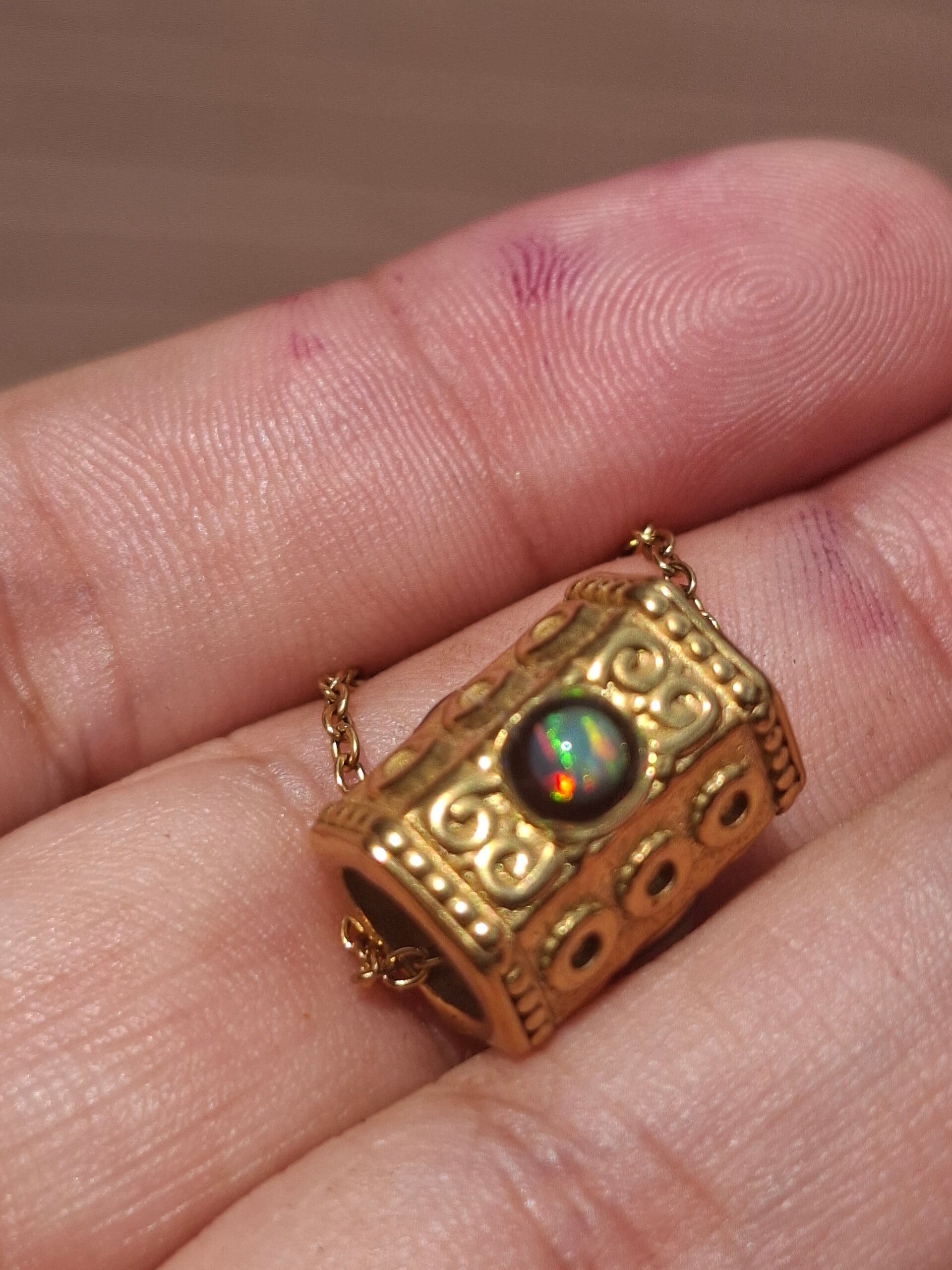 Collier/pendentif doré plaqué or avec 3 petites opales welo arc en ciel véritables éthiopiennes