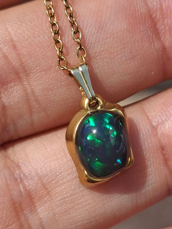 Pendentif acier inoxydable doré avec opale 9/8x6mm, galaxie noire éthiopienne