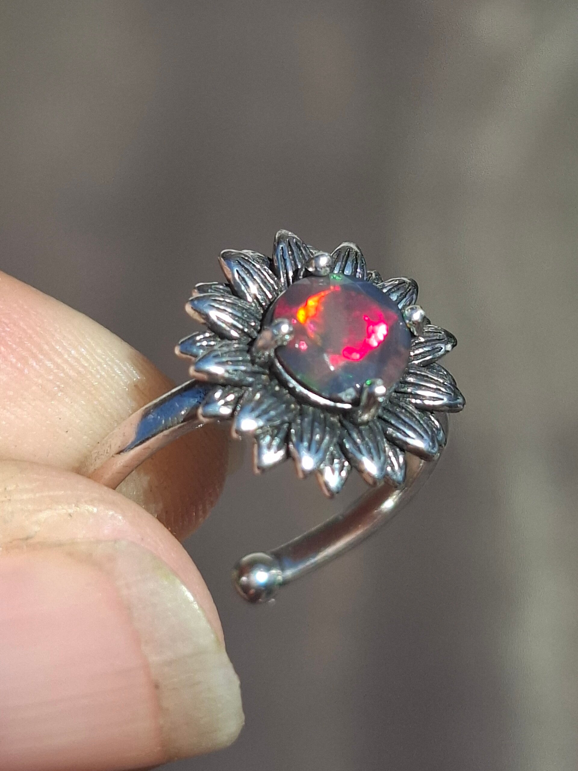 Bague ajustable fleur 🌸 argent plaqué et opale noire, pierre facettée de 8mm, éthiopienne