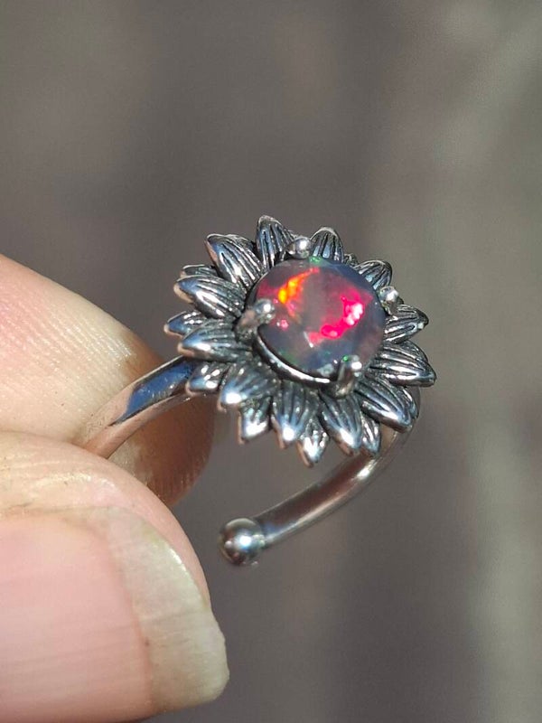 Bague ajustable fleur 🌸 argent plaqué et opale noire, pierre facettée de 8mm, éthiopienne