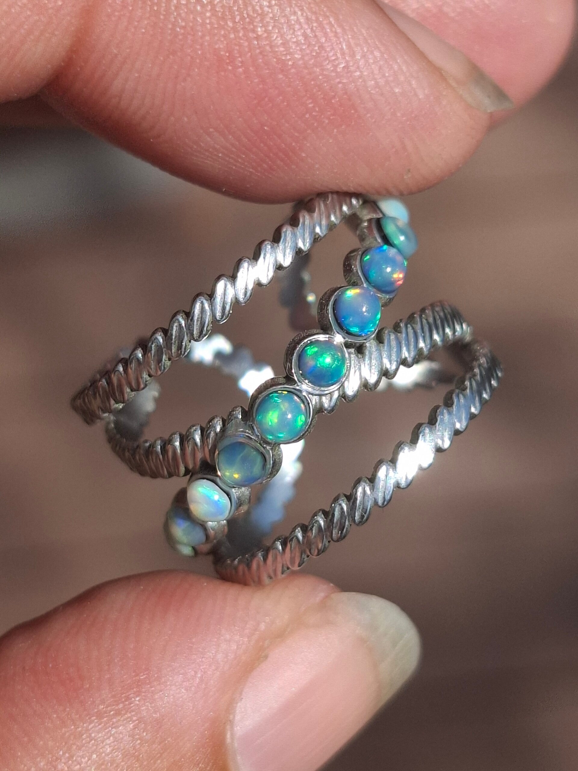 Bague ajustable acier inoxydable avec 13 opales éthiopiennes Véritables