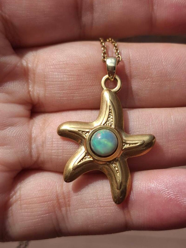 Collier pendentif étoile de mer et opale 7mm éthiopienne
