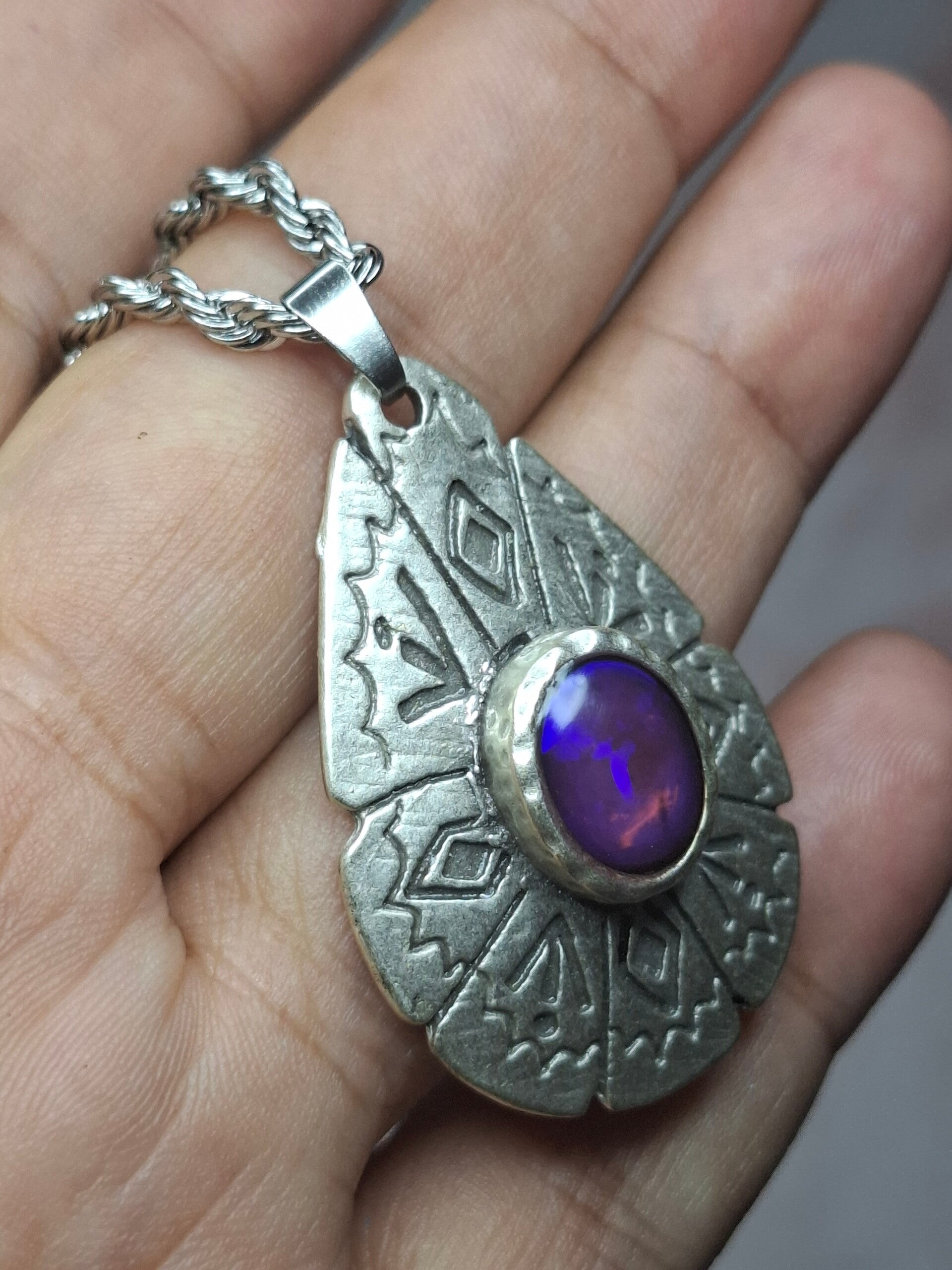 Pendentif opale violette éthiopienne . Pierre 11x9mm