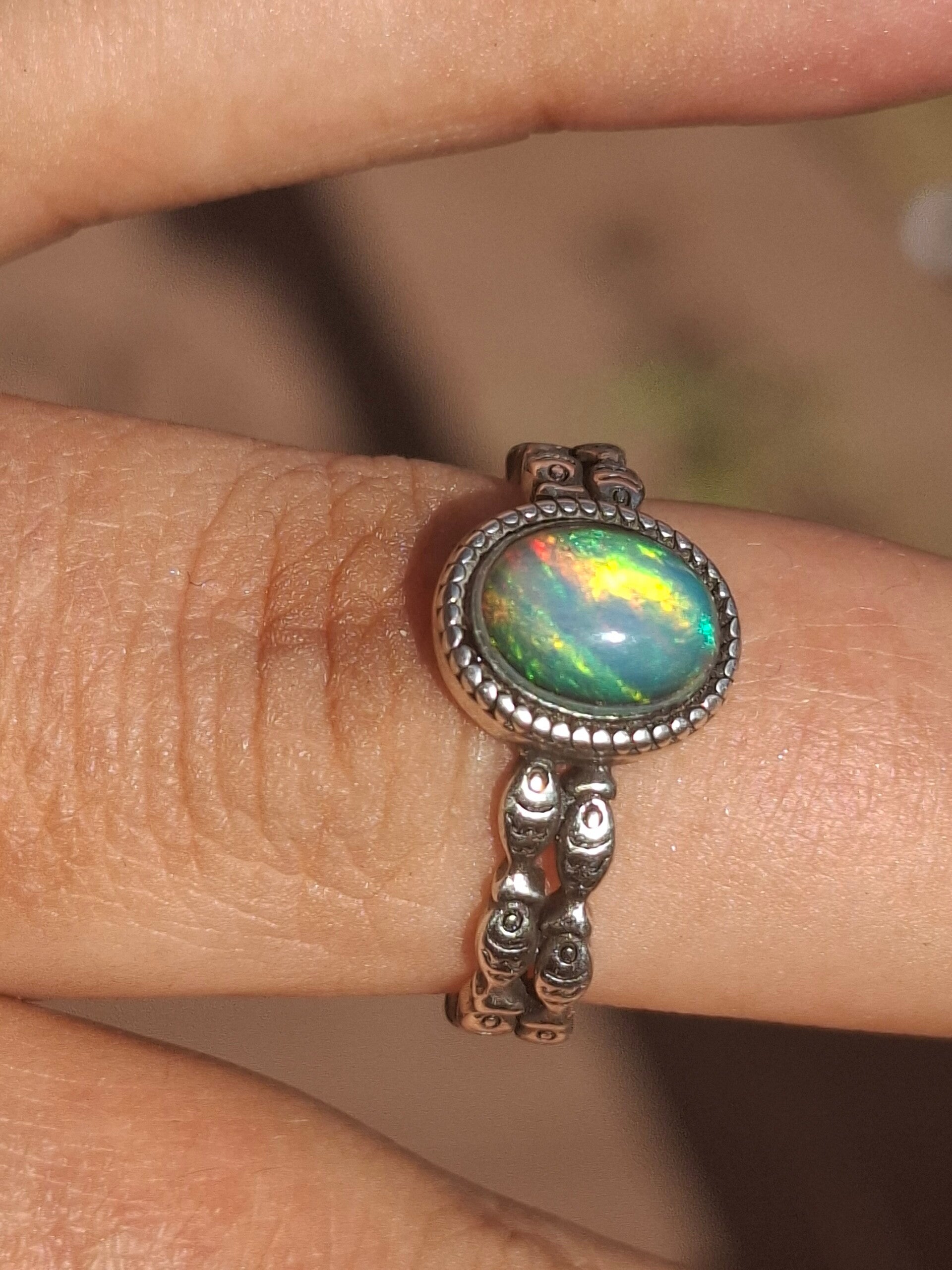 Bague ajustable argent plaqué vieilli et opale éthiopienne