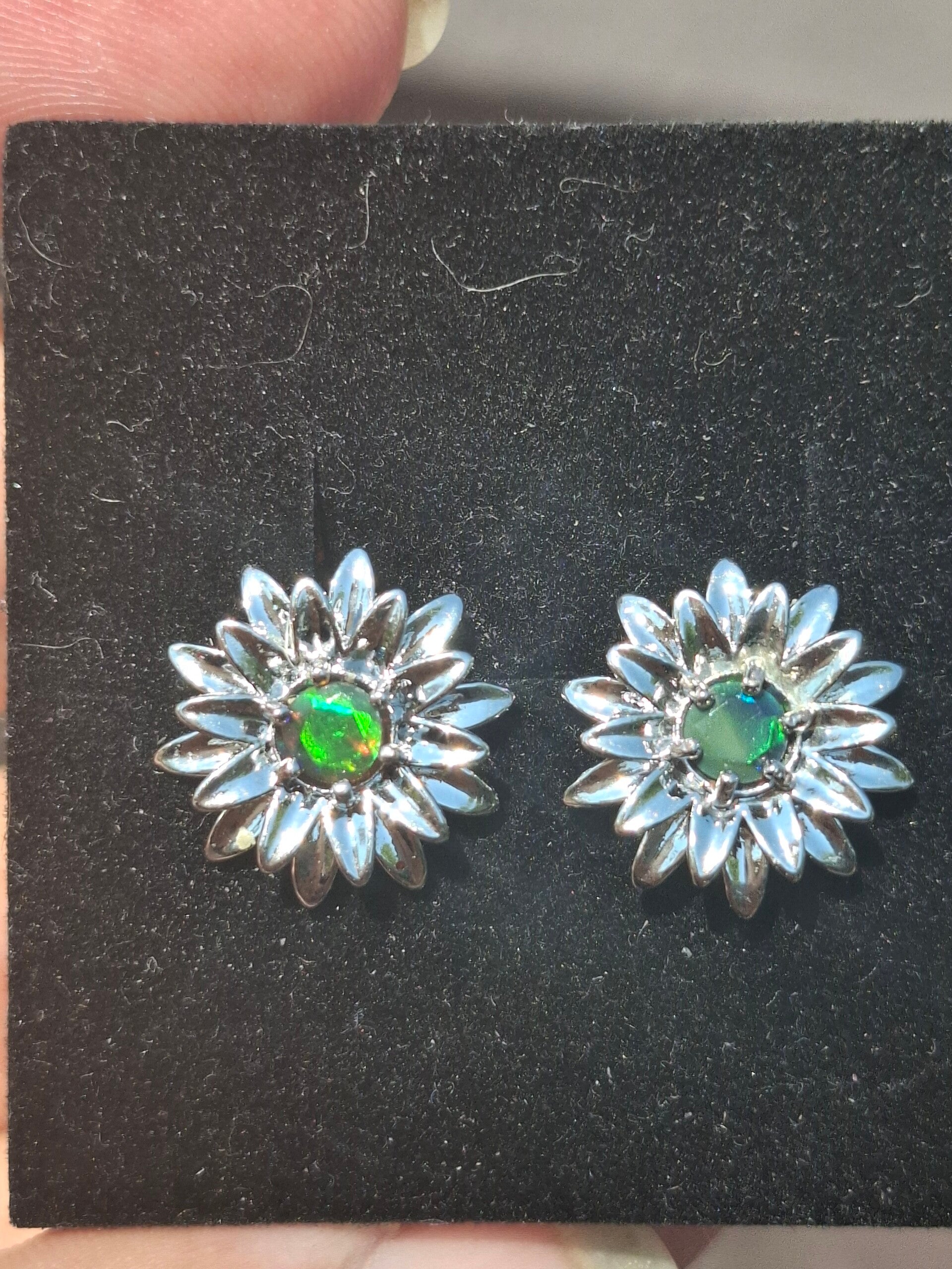 Boucle d'oreille fleur 🌸 opale facettées noires 4mm Éthiopiennes