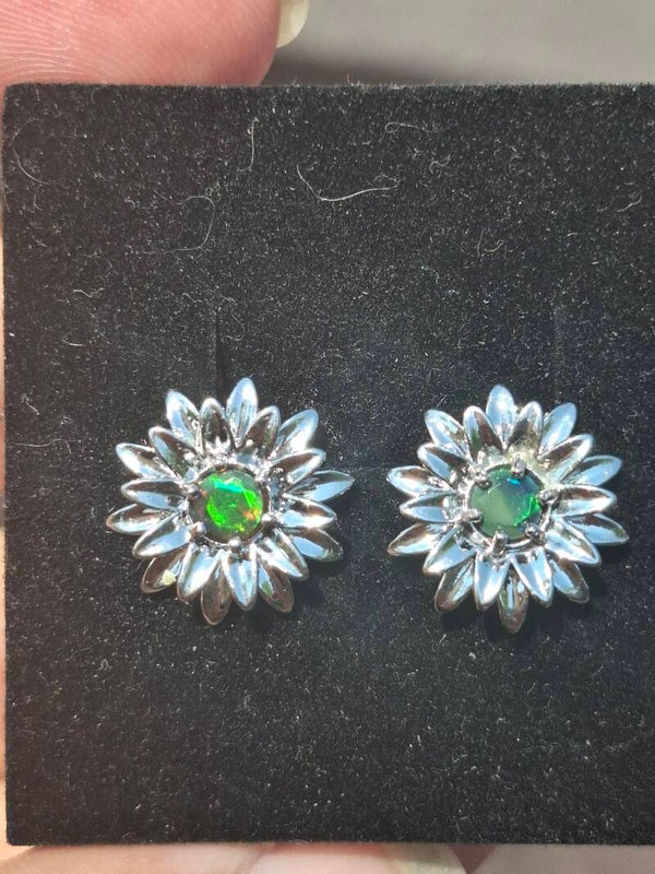 Boucle d'oreille fleur 🌸 opale facettées noires 4mm Éthiopiennes
