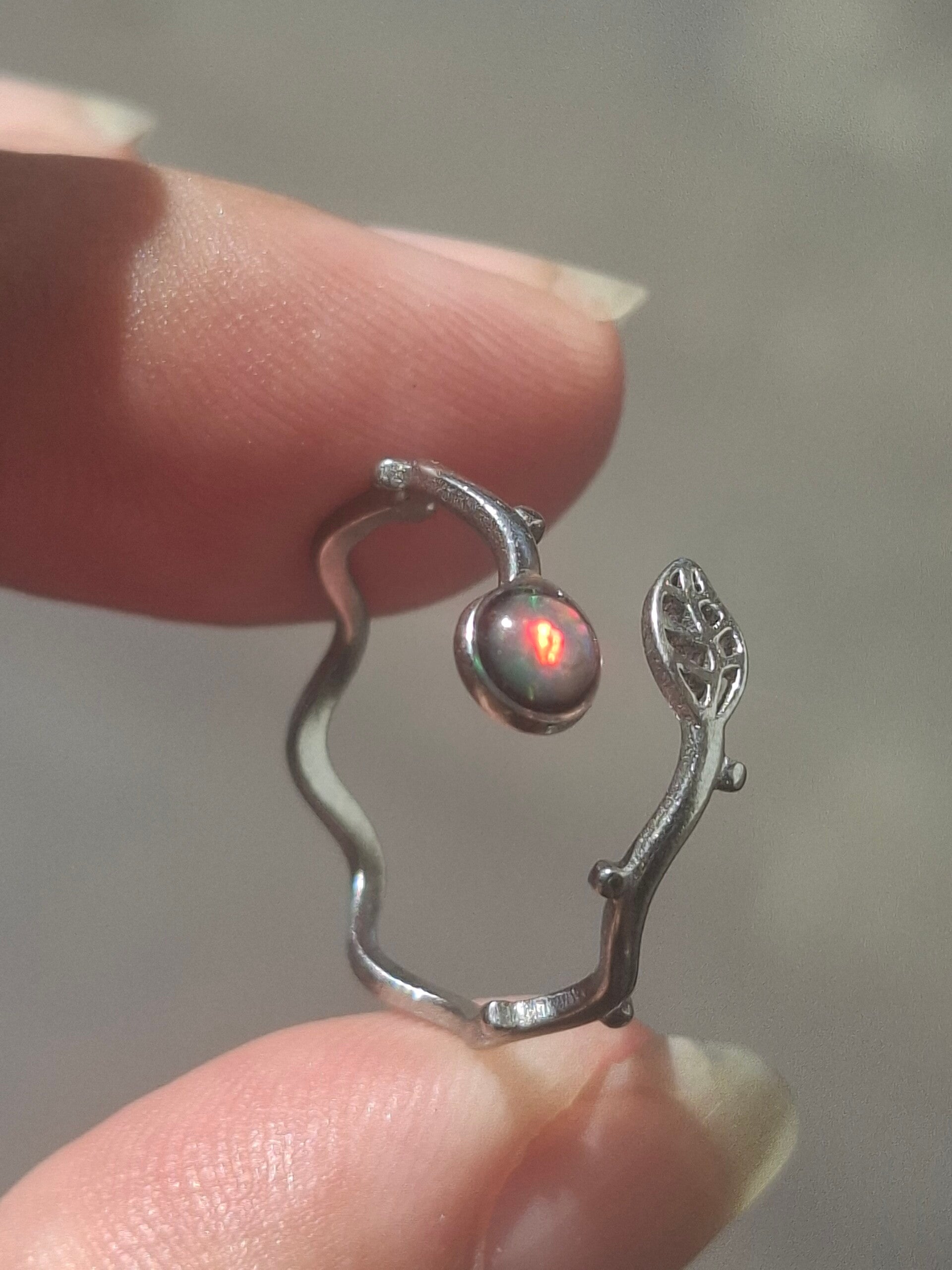 Bague ajustable acier inoxydable et petite opale éthiopienne arc en ciel