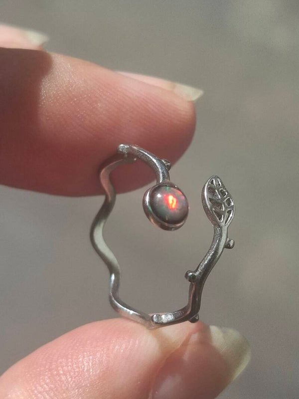 Bague ajustable acier inoxydable et petite opale éthiopienne arc en ciel
