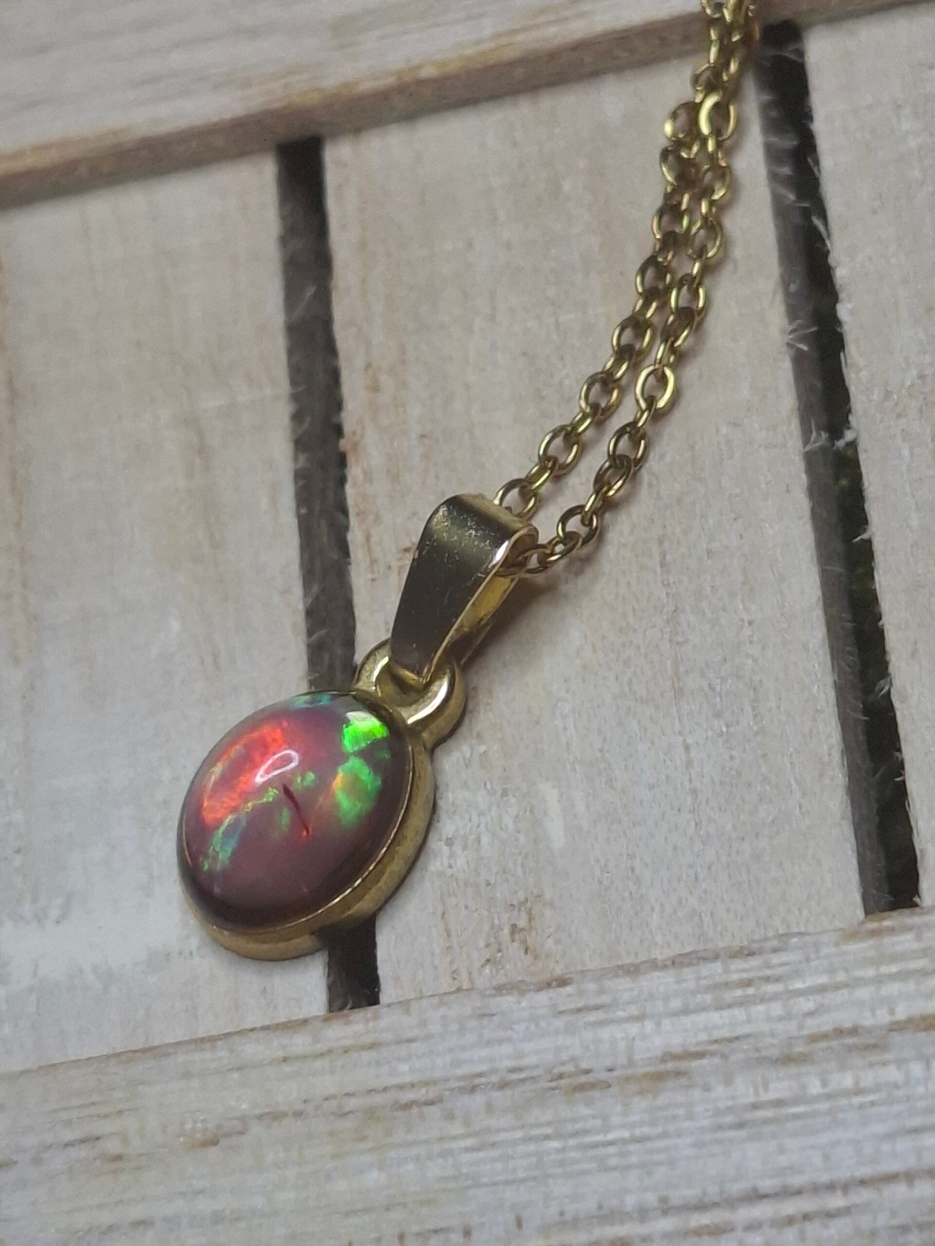 Pendentif acier inoxydable doré et opale 8x6mm rosé multicolore reflet éthiopienne