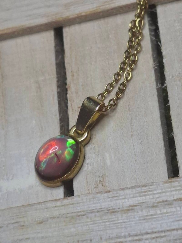 Pendentif acier inoxydable doré et opale 8x6mm rosé multicolore reflet éthiopienne