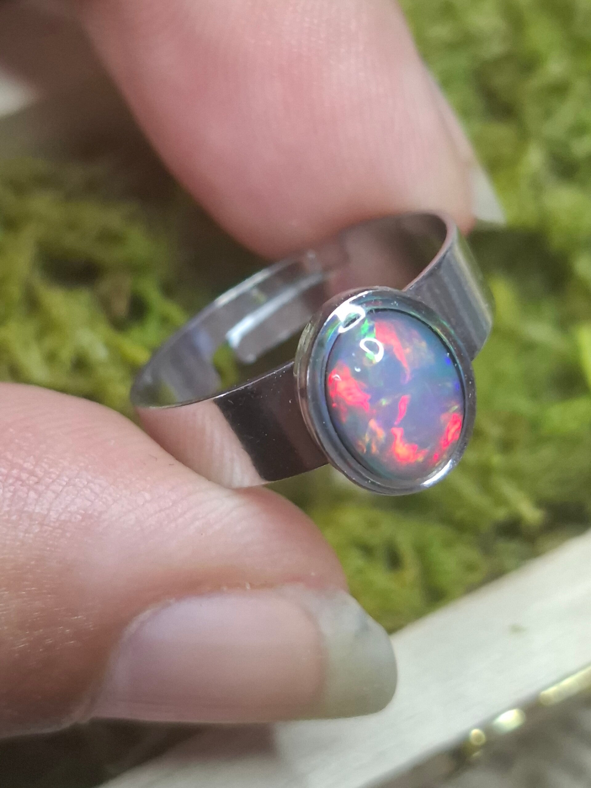 Bague ajustable avec opale multicolore éthiopienne 8x6