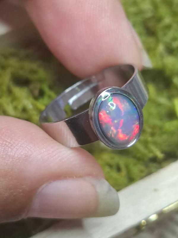 Bague ajustable avec opale multicolore éthiopienne 8x6
