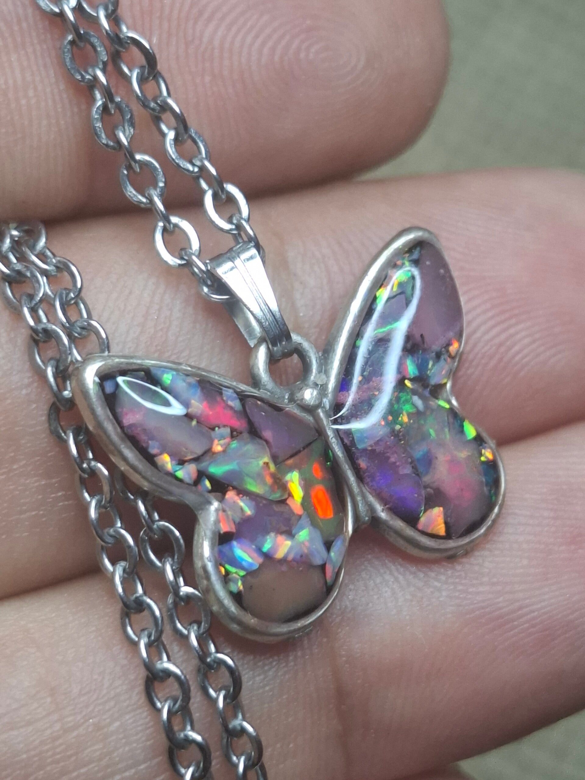 Pendentif argent plaqué papillon et éclats d'opales