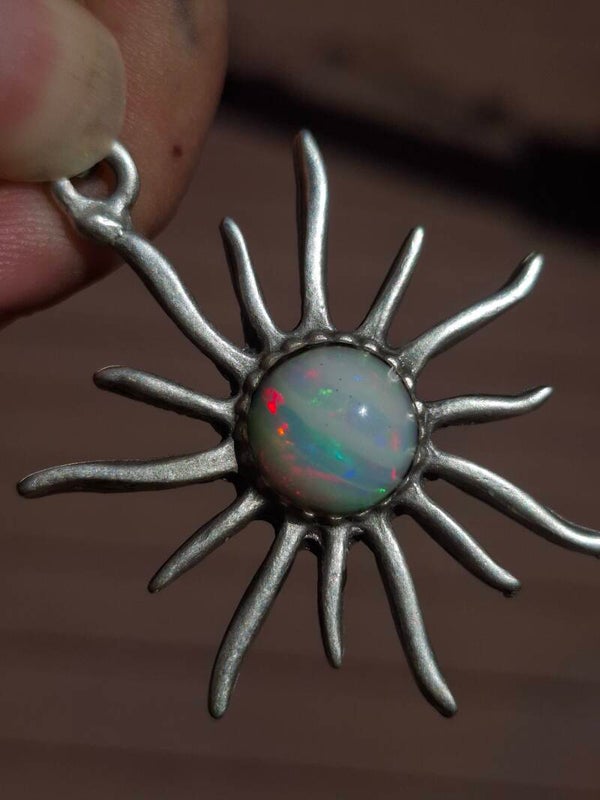 Pendentif soleil et opale effet planète. Éthiopienne 11mm de 4,30 carats